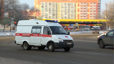 Врачи скорой оставили школьницу на остановке