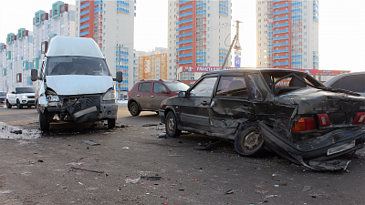 Водитель легковушки попал в мертвую зону перед массовым ДТП
