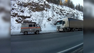 Спасатели помогли замерзающему дальнобойщику 