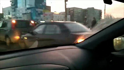 «Паровозик» из 3 автомобилей парализовал движение на северо-западе Челябинска