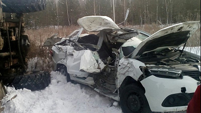 Легковушка «нырнула» под лесовоз на автодороге в Миассе 