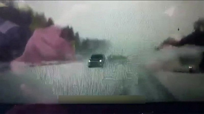 «Вольво» и «Матиз» столкнулись лоб в лоб на трассе на Южном Урале 