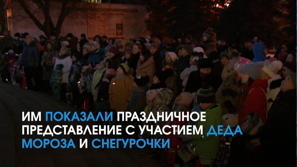 Вокруг театра провели массовый хоровод