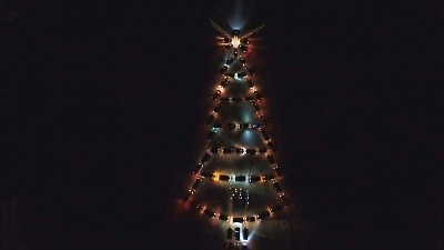 Новогодняя елка из 65 внедорожников 