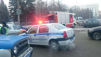 Экстренные службы Челябинска пытаются вызволить пикетчика из автомобиля у здания администрации 