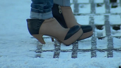 «Помогите, у меня каблук застрял!» 