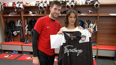 Францоуз и Шинин вручили школьнице юбилейную награду за лучшее видеопоздравление 