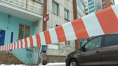 Полицейские не впускают посетителей в отделение челябинской почты