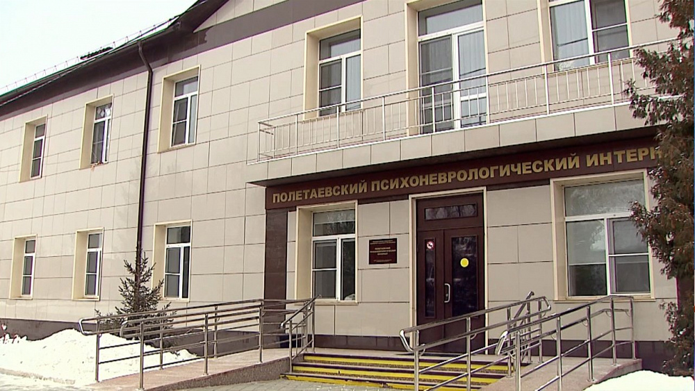 Челябинец поздравил пациентов полетаевского интерната