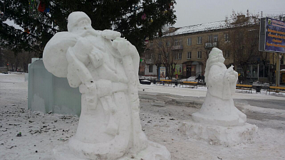 Снежный Дед Мороз сломался «под тяжестью подарков» в Чебаркуле 