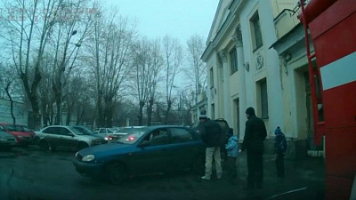 Таксист сдал задом и едва не наехал на ребенка 