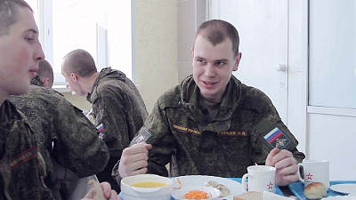 Военнослужащих накормили праздничными пельменями