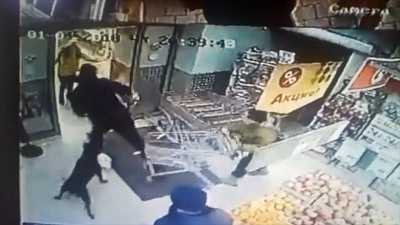 Посетители супермаркета таранили продуктового грабителя тележками 