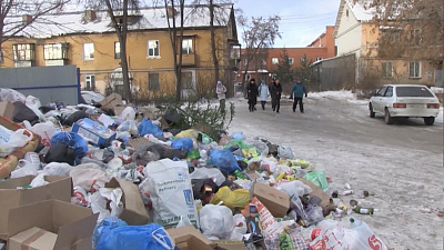 В Миассе 2 недели не вывозят мусор из двора