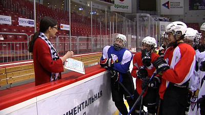 Тренер Матча звезд КХЛ Соня Гудим впервые встала на коньки