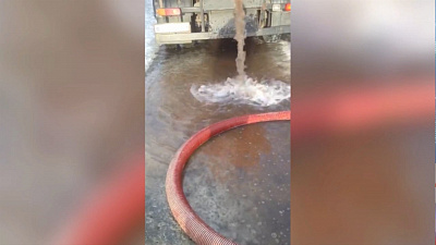 Тротуар Миасса залили коричневой жижей