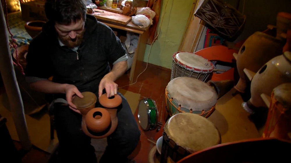 Станислав Курамин создает барабаны из глины