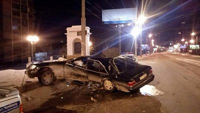 Авария с намотанным на столб «Мерседесом» попала на видео 