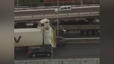 Фура придавила легковушку на Меридиане