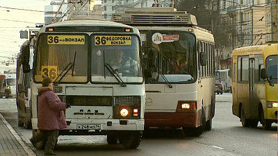 На площади Революции троллейбусы потеснили маршрутки