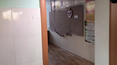 Корреспондент ОТВ транслирует из школы, где произошла поножовщина 