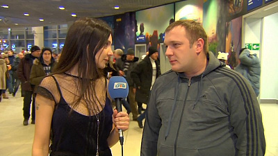 Соня Гудим вручила победителю розыгрыша Матча звезд кепку с автографом Щехуры 