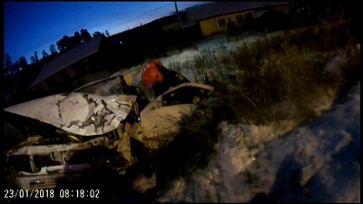 Зажатого в легковушке водителя извлекли из искореженного авто 