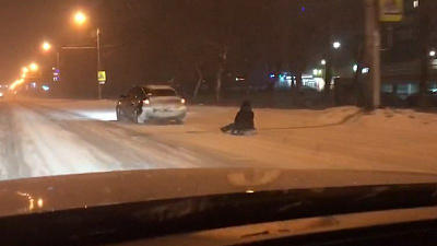 Челябинец чудом уцелел во время катания на «ватрушке» по проезжей части 