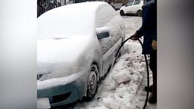 Челябинские коммунальщики спасают скованный льдом автомобиль