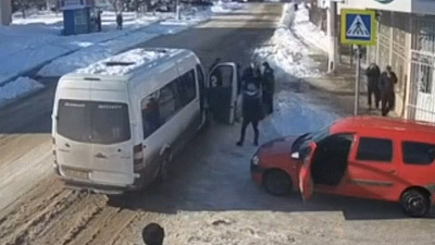 Маршрутчик спровоцировал драку с возмущенным водителем легковушки