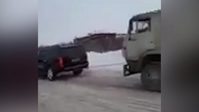 Внедорожник протащил 20-тонный грузовик 