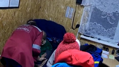 Мальчик врезался в дерево, катаясь с горки