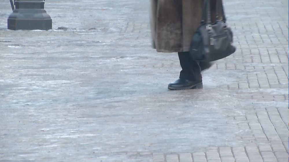 Челябинцы жалуются на грязные дороги и тротуары