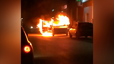 У одного из челябинских банков вспыхнул автофургон