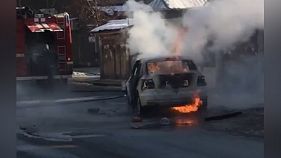 Легковой автомобиль вспыхнул в Челябинске на дороге