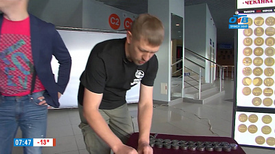 Ведущие «Нашего утра» изучают секреты чеканки