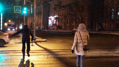 Коммунальную «реку» вдоль трамвайных рельсов сняли на видео 