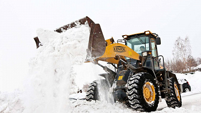 Последствия снегопада устраняют дорожники