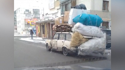 Легковой обоз в Челябинске сняли на видео очевидцы 