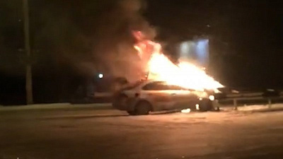 Такси вспыхнуло на дороге под Челябинском