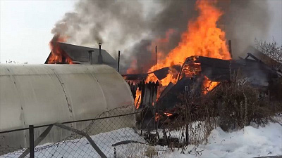 Сосед вынес лежачего пенсионера и его супругу из горящего дома в Златоусте