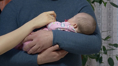 Семьи начали получать выплаты за первенца