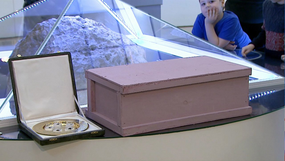 Ученые не советуют трогать метеорит