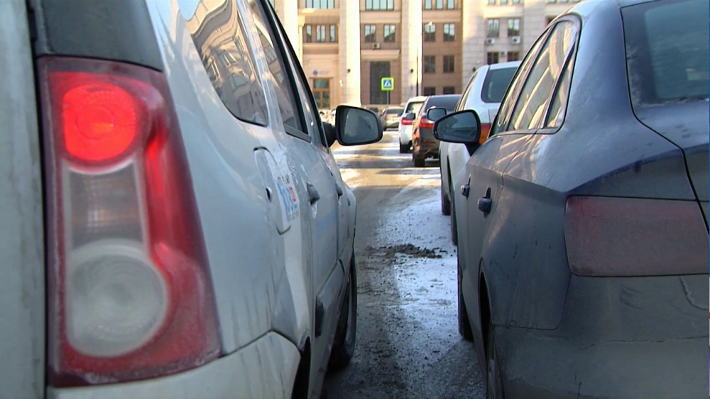 Челябинцам все труднее найти парковочные места