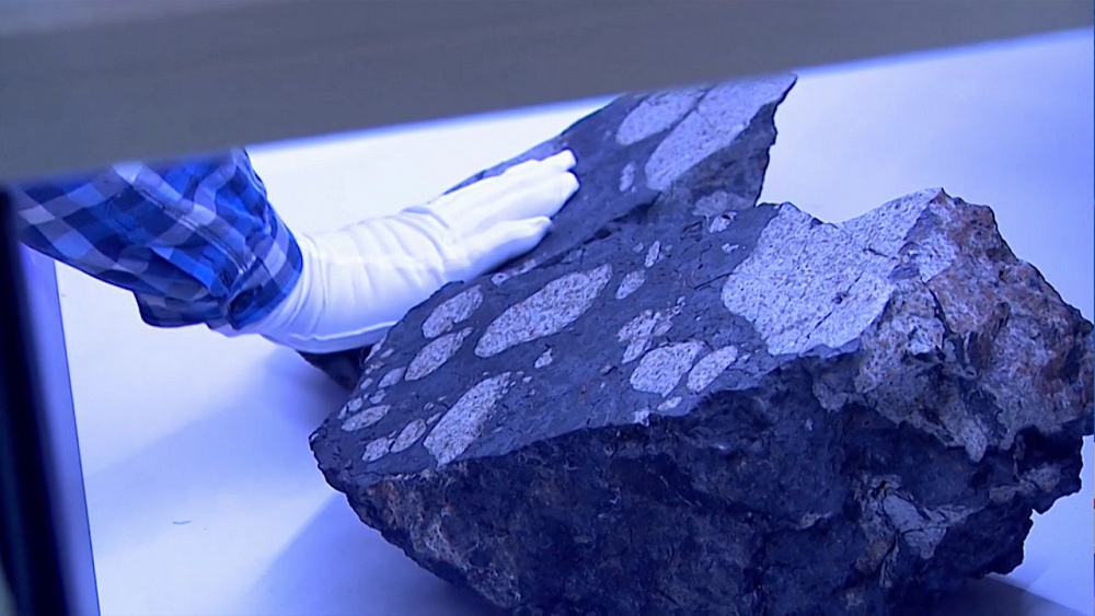 Южноуральцы прикоснулись к фрагменту метеорита