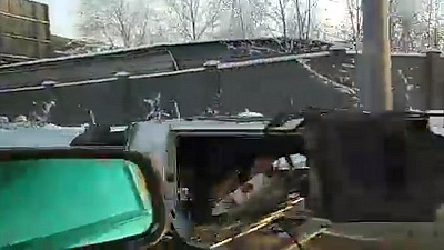 Водитель легковушки буксирует автомобиль на крыше