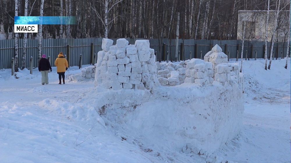 Для народных гуляний строят снежную крепость