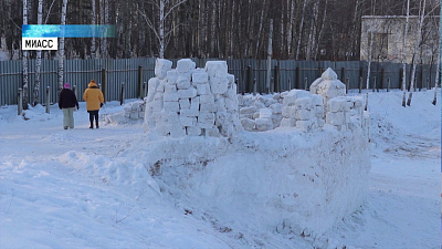 Для народных гуляний строят снежную крепость