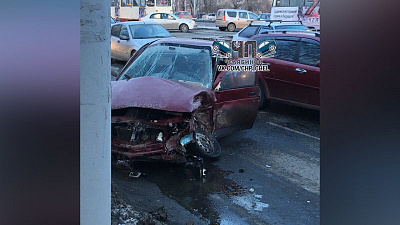 «Ауди» отлетела к рельсам после столкновения с ВАЗом на северо-западе Челябинска 