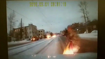 Легковушка сбила пешехода в Златоусте. Видео